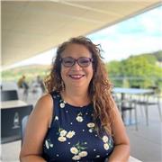 Profesora de pintura apta para todas las edades, nivel principiante.